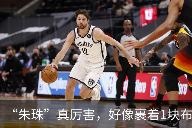 “朱珠”真厉害，好像裹着1块布就走机场，上半身任性下半身松弛